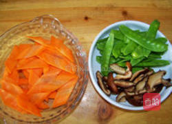 家常五彩荤素小炒的做法图解2