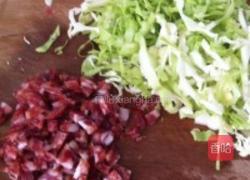 腊肠包菜煲仔饭的做法图解1
