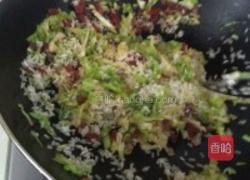 腊肠包菜煲仔饭的做法图解3