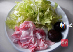 白菜香菇焖鱼鳔的做法图解1