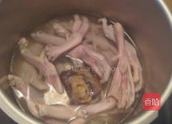 鸭掌菌菇千张汤的做法图解2
