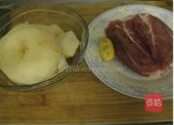 雪梨蜜枣萝卜煲猪展汤的做法图解2