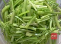 芹菜炒鱿鱼的做法图解1