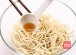 川味麻辣鸡丝凉面的做法图解1