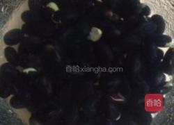 黑豆核桃芝麻豆浆的做法图解1