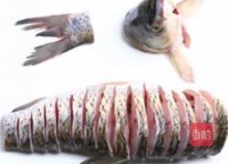 云南剁椒酱蒸鱼的做法图解1