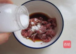 肉丝炒黄秋葵的做法图解1