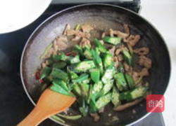 肉丝炒黄秋葵的做法图解5