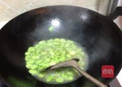 蚕豆米炒韭菜的做法图解2
