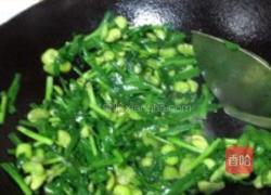蚕豆米炒韭菜的做法图解4
