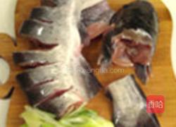 大蒜泡椒焖鲇鱼的做法图解1