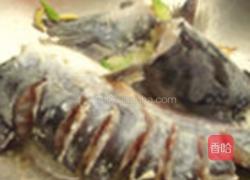 大蒜泡椒焖鲇鱼的做法图解2