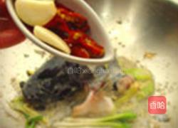 大蒜泡椒焖鲇鱼的做法图解3