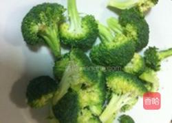 肉汁西兰花的做法图解2