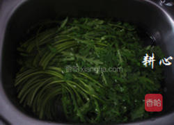 茼蒿鲫鱼汤的做法图解2