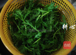 茼蒿鲫鱼汤的做法图解3