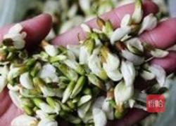 槐花饭的做法图解1