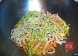 虾仁炒鱼面的做法图解12