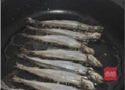 五分钟搞定香煎椒盐多春鱼的做法图解3