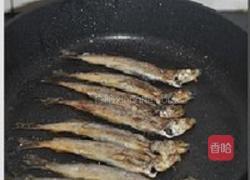 五分钟搞定香煎椒盐多春鱼的做法图解4