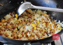孜然黄豆芽牛肉杂粮蛋炒饭的做法图解2