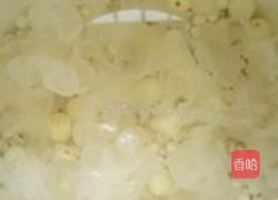 薏米莲子银耳羹的做法图解2