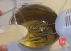 淋酱巧克力树莓蛋糕卷的做法图解3