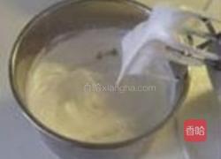 淋酱巧克力树莓蛋糕卷的做法图解7