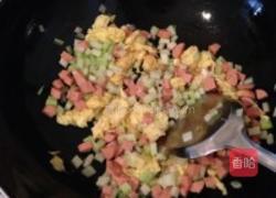 自创鸡蛋香菜火腿肠炒饭的做法图解2