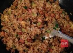 自创鸡蛋香菜火腿肠炒饭的做法图解4