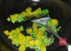 南瓜牛肉咖喱炒饭的做法图解4
