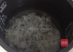 桂圆莲子红枣炖银耳的做法图解2
