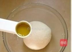 风味腊肠芝心披萨的做法图解1