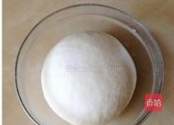 风味腊肠芝心披萨的做法图解3