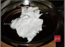 古典猫翻糖巧克力蛋糕配覆盆子奶油霜的做法图解3