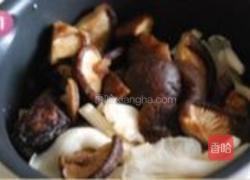 橄榄油培根炒双菇的做法图解1