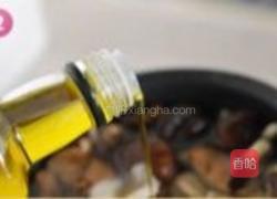 橄榄油培根炒双菇的做法图解2