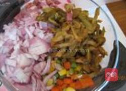 培根榨菜蛋炒饭的做法图解2