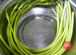 家常蒜苔炒五花肉的做法图解1