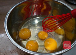 桃胶雪莲子牛奶炖蛋的做法图解2