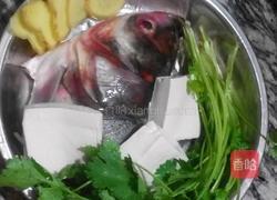 芫茜鱼头豆腐汤的做法图解1