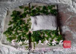 Illustration of how to make scallion pancake 9