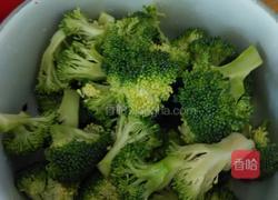 麻酱西兰花的做法图解1