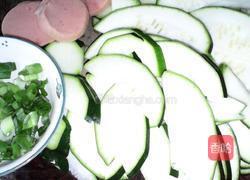 葫芦爪炒火腿肠的做法图解2