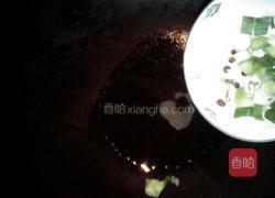 葫芦爪炒火腿肠的做法图解3