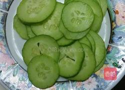 黄瓜鸡蛋豆腐汤的做法图解2