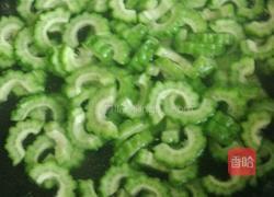 凉拌苦瓜黑木耳的做法图解2