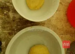 Illustration of how to make puff pastry mooncakes with electric baking pan 1