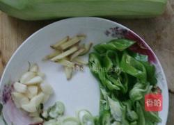 西葫芦炒肉的做法图解1