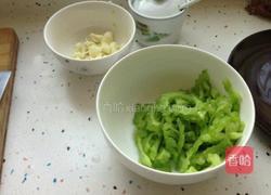 清炒苦瓜的做法图解1